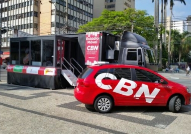 Rádio CBN Campinas comemora 23 anos com ação especial em estúdio móvel da Truckvan