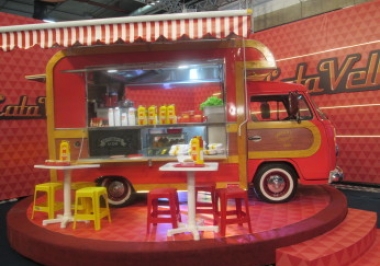 Truckvan transforma kombi no food truck mais charmoso de Santana