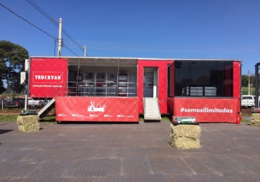 Unidade Móvel da Truckvan será usada como sala de cinema pela AMPARA Animal