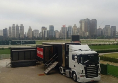 Preta Gil e Thiago Abravanel usam Camarins Móveis da Truckvan