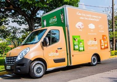 Food truck oferece alimento exclusivo para cães e gatos