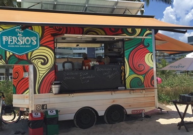 Truckvan cria food trailer movido à energia solar