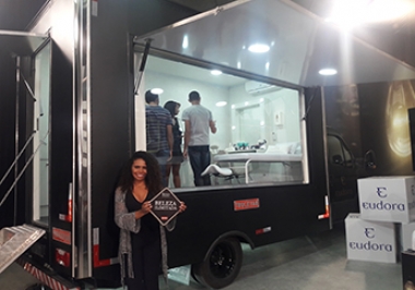 Truckvan entrega Beauty Truck para participante do Caldeirão