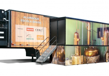 Truckvan apresenta Carreta Alambique na Expocachaça