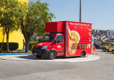 Truckvan desenvolve food truck exclusivo para Cup Noodles