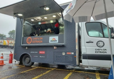 Food truck oferece refeições a caminhoneiros em projeto social